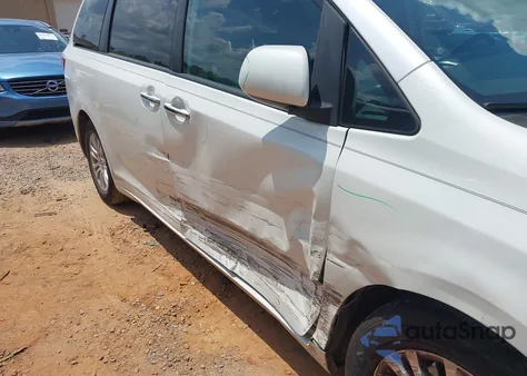 2015 Toyota Sienna Xle 8 Passenger z USA, uszkodzony, nr VIN 5TDYK3DC2FS689838